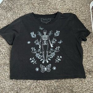 Cropped black tshirt